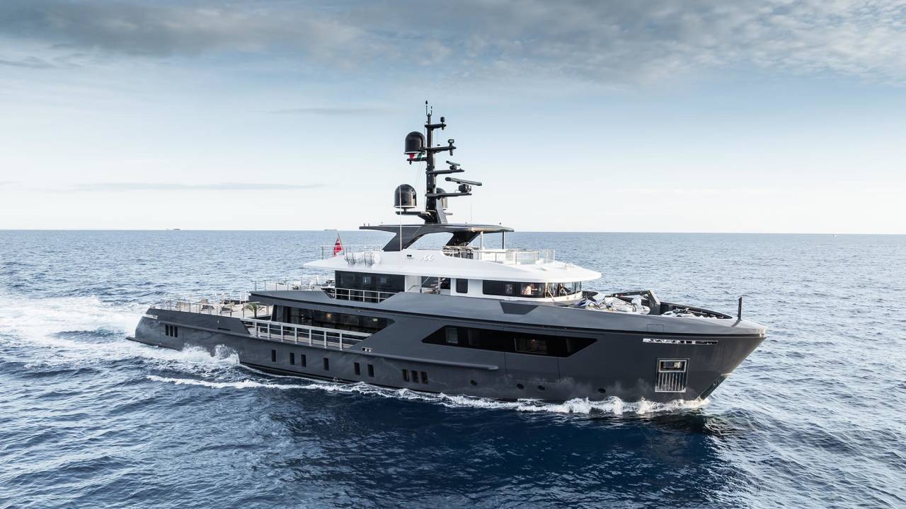 yacht-m-running-01_hbq56q.jpg