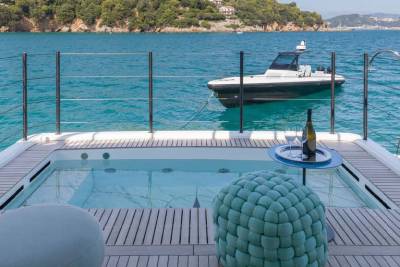 Relax in the onboard jacuzzi with a bottle of champagne while admiring the stunning coastal scenery.