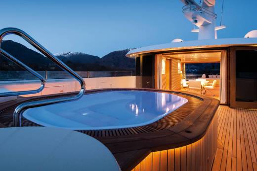 Amels 206 Through the Lens