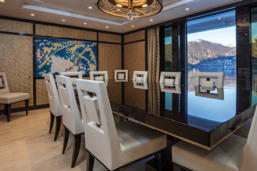 Amels 206 Through the Lens