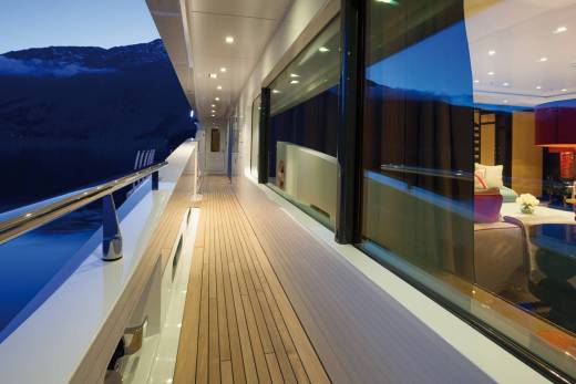 Amels 206 Through the Lens