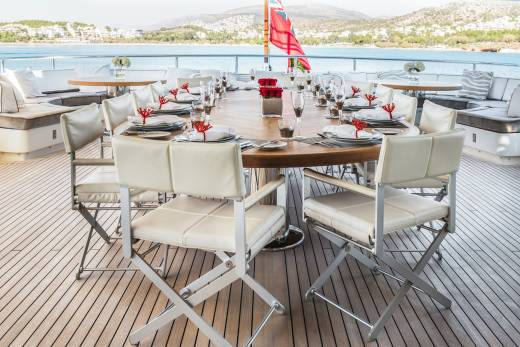 Light Holic Through the Lens