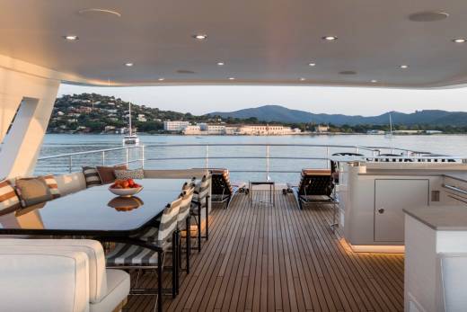 Moonen YN201 Through the Lens