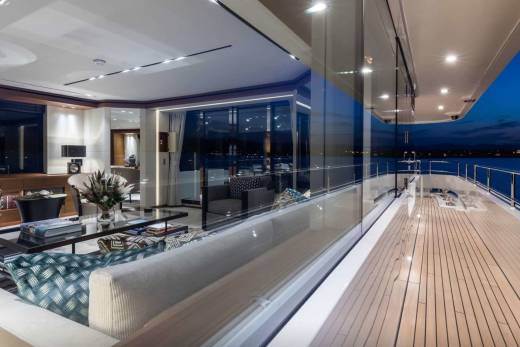 Moonen YN201 Through the Lens