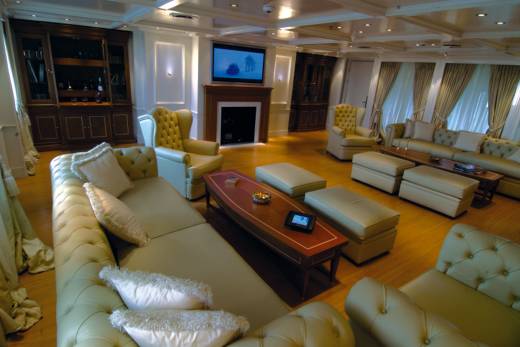 RM Elegant Through the Lens