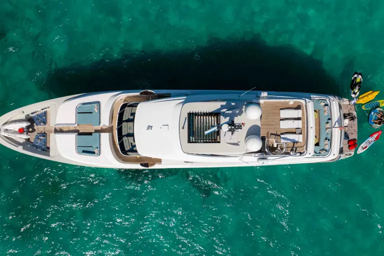 A Yacht That Knows How to Host