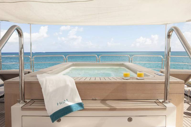 Enjoy a refreshing dip in the jacuzzi with a view of the turquoise ocean and a pair of sunny drinks.