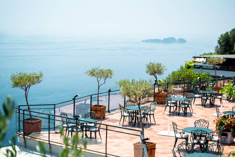 Dine al fresco with breathtaking ocean views from this charming terrace restaurant.
