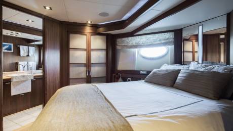 4 guest cabins