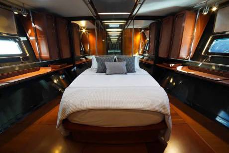 Luxurious leather paneling and warm wood accents create a sophisticated and inviting atmosphere in this elegant bedroom.