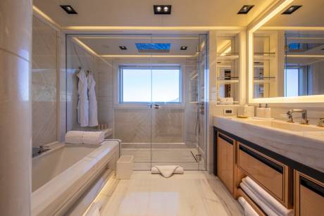 Four Double Guest Cabins – Lower Deck