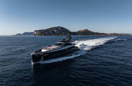 Fast displacement yacht 