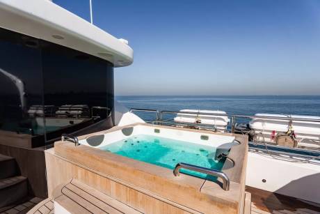 Sundeck with Jacuzzi & Bar