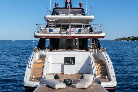 Toy-ready swim platform