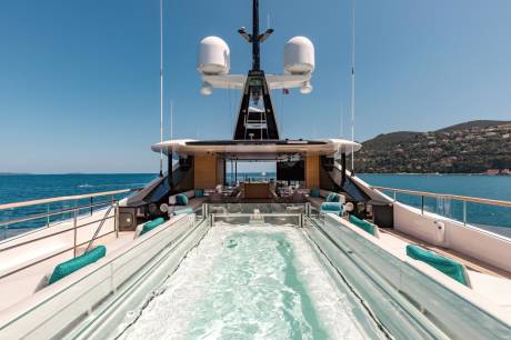 Glass‑bottom jacuzzi pool