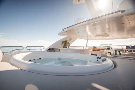 Flybridge jacuzzi