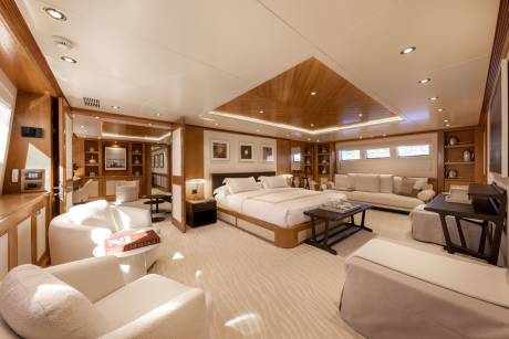 Main deck master with sauna