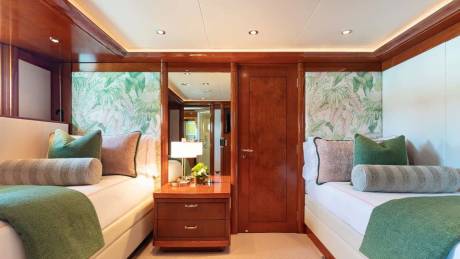 Flexible lower‑deck suites